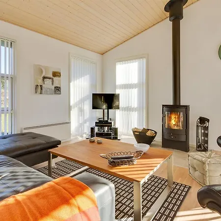 Feriehus Three-bedroom Holiday In *